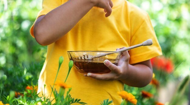 العسل للأطفال: متى نبدأ وماذا نختار؟ - Eden Naturals