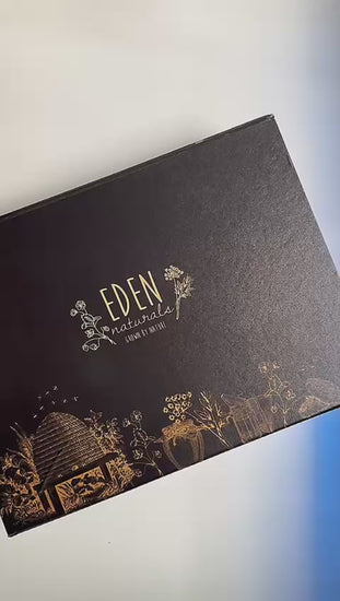 honey gift box detailed video containing white honey, sidr premium honey, bee pollen, saffron and a wooden bamboo spoon. ideal for gifting
صندوق هدايا العسل فيديو مفصل يحتوي على العسل الأبيض وعسل السدر الفاخر وحبوب لقاح النحل والزعفران وملعقة خشبية من الخيزران. مثالي للهدايا